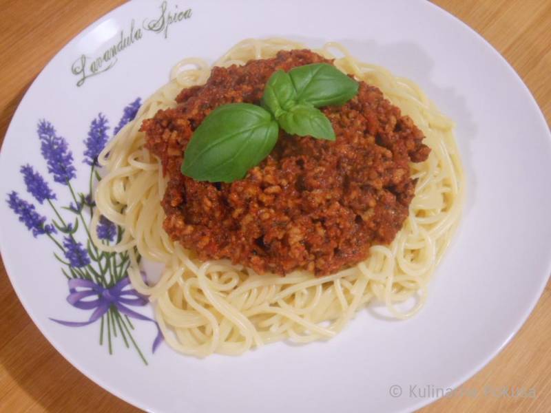 Spaghetti z sosem pomidorowo-ziołowym i mielonym mięsem