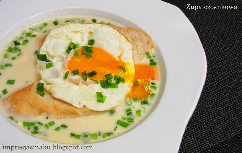 Zupa czosnkowa z grzankami i sadzonym jajkiem