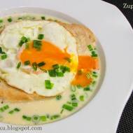 Zupa czosnkowa z grzankami i sadzonym jajkiem
