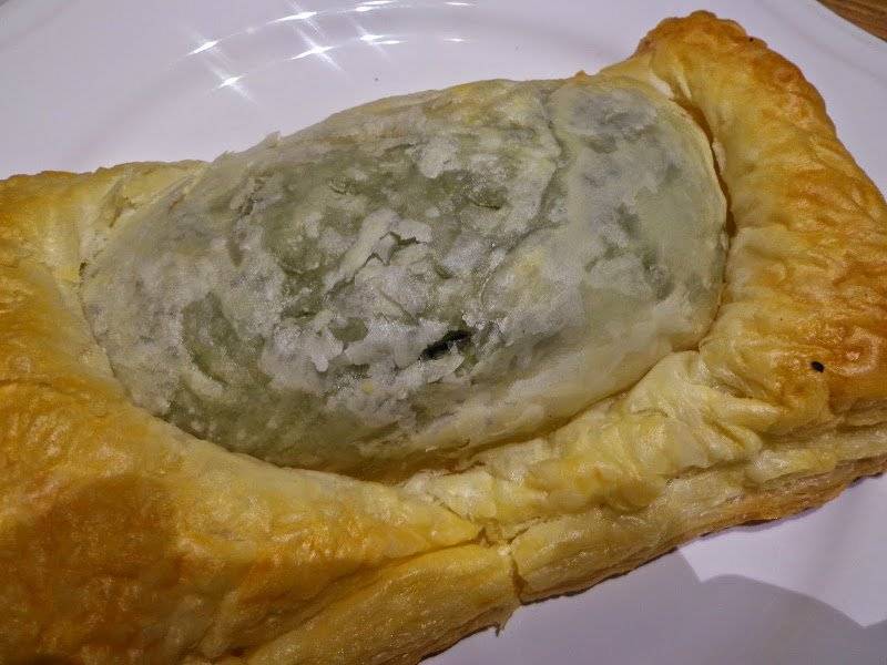 Łosoś zapiekany w cieście francuskim ze szpinakiem