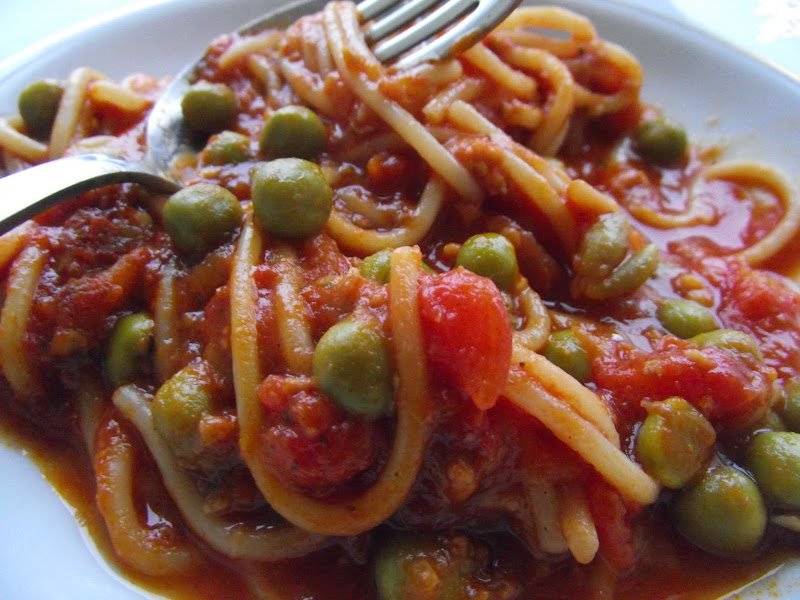 Spaghetti po bolońsku z groszkiem.