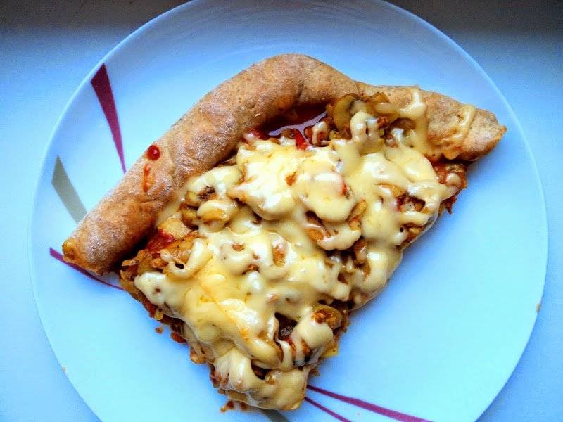 Pełnoziarnista pizza z kurczakiem i dużą ilością warzyw, bez tłuszczu :)