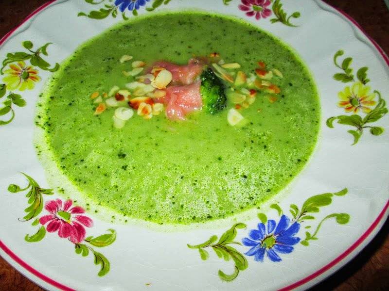Zupa brokułowa z łososiem i migdałami