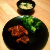Skrzydełka Hot&Spicy z grzybowym risotto i brokułami.