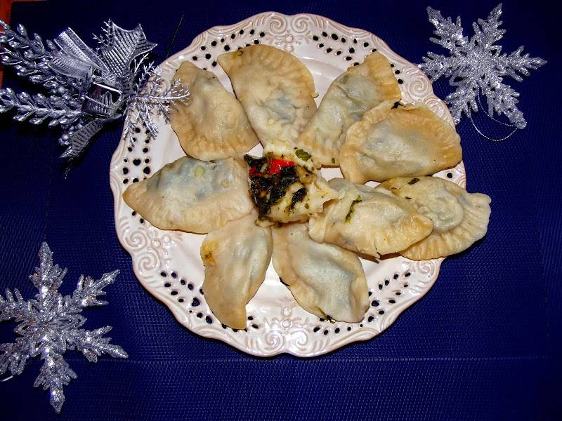 Pierogi ze szpinakiem, ziemniakami i pomidorami