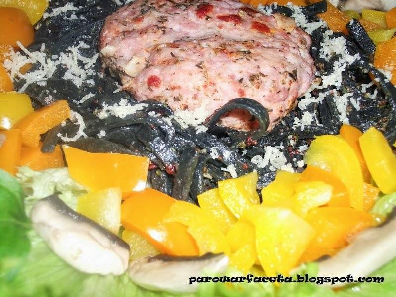 Czarne tagliolini z mięsem mielonym i warzywami z parowaru
