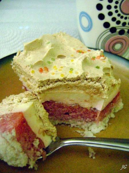 Kolorowe ciasto z masą truskawkową