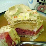 Kolorowe ciasto z masą truskawkową