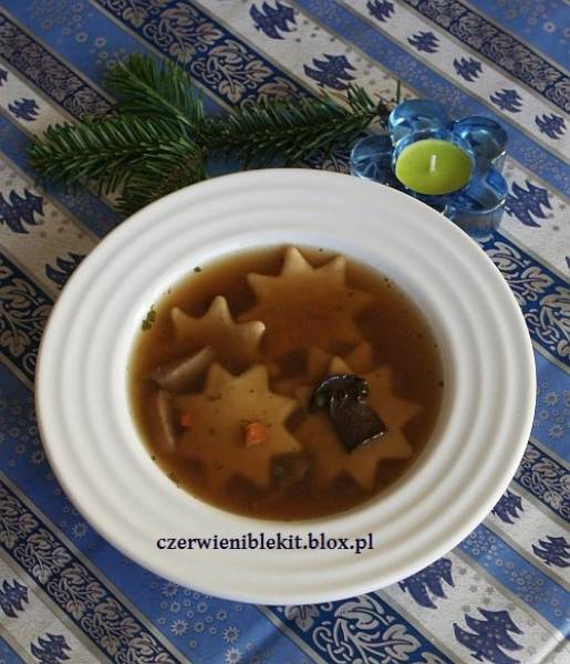 Zupa grzybowa z łazankami w kształcie gwiazdek