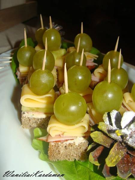 Karnawałowe koreczki z winogronem
