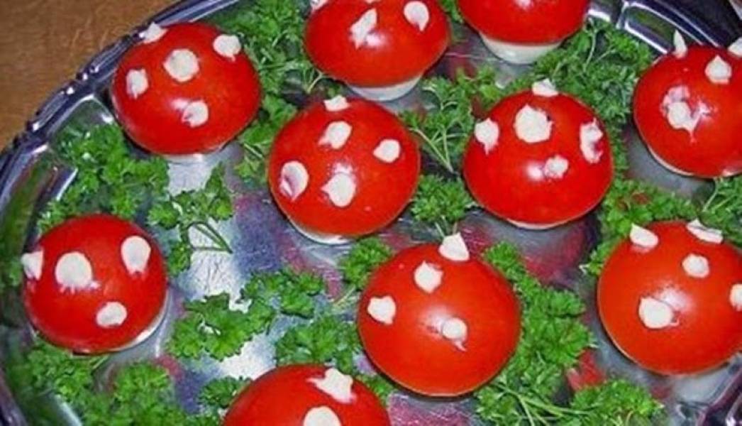 Przystawka - muchomorki z pomidorów i jajek.