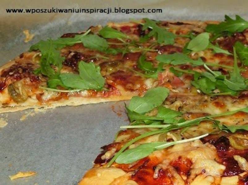 Pizza z mozzarellą, suszonymi pomidorami i rukolą