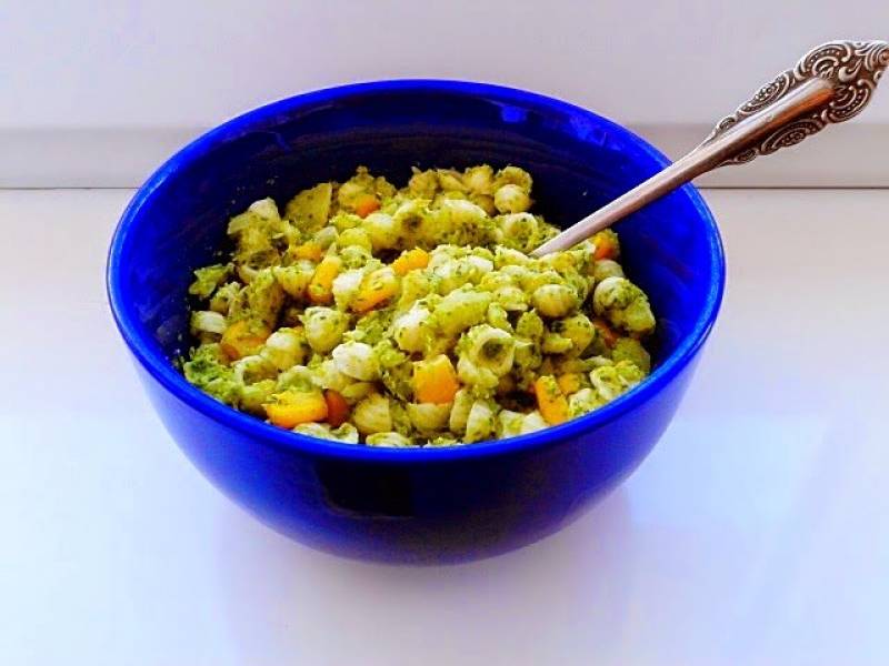 Sałatka makaronowa z brokułem