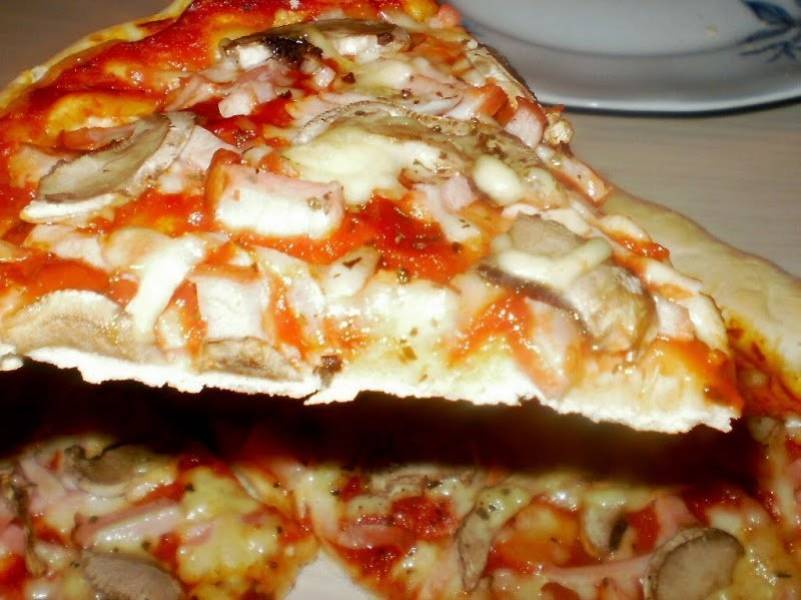 pizza na cienkim cieście (pyyyyszna)