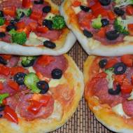 Mini pizze z salami, oliwkami, papryką i brokułem