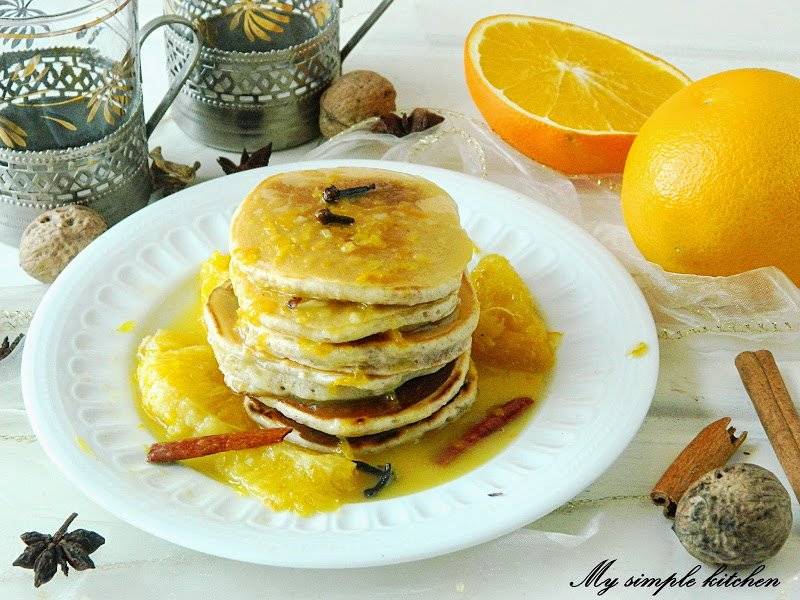 Orzechowe pancakes z korzenno-pomarańczowym sosem