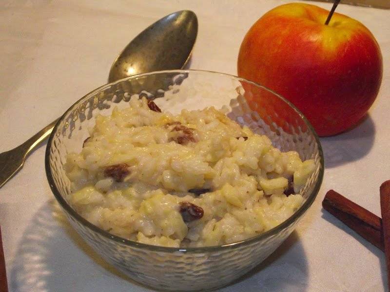 Ryż na mleku z jabłkiem, cynamonem i rodzynkami (domowe Belriso z pieczonym jabłkiem).
