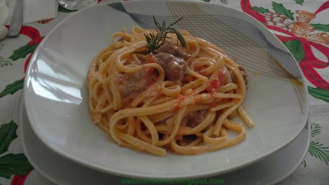 Makaron z białą kiełbasą, pomidorkami i śmietaną - pasta con salsicia, pomodorini e panna di soia