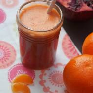 Świeży sok jabłkowo-marchewkowy z granatem i mandarynką