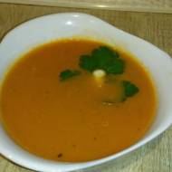 Zupa pomidorowa na bulionie ze smażonymi pomidorami i bazylią.