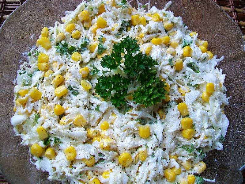 Surówka z białej kapusty z kukurydzą