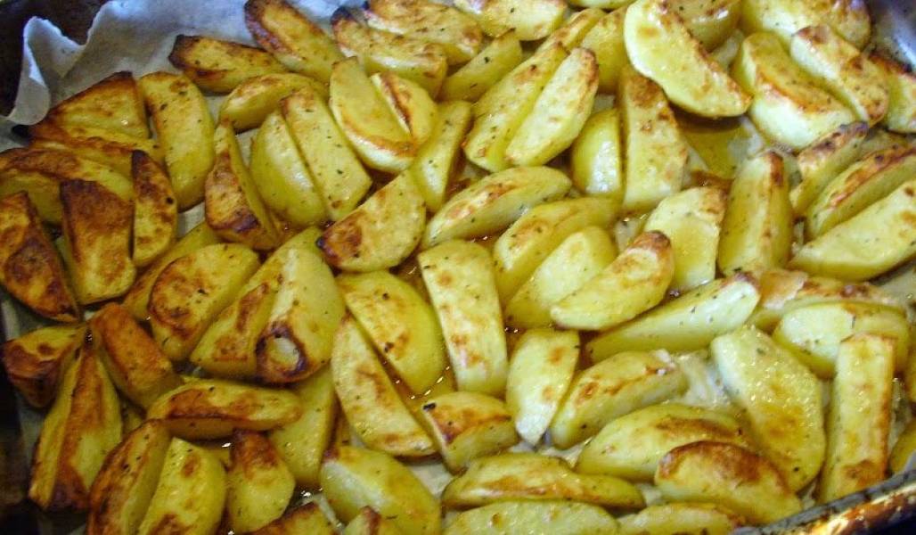 Pyszne, aromatyczne, chrupiące, pieczone ziemniaki w piekarniku a'la frytki.