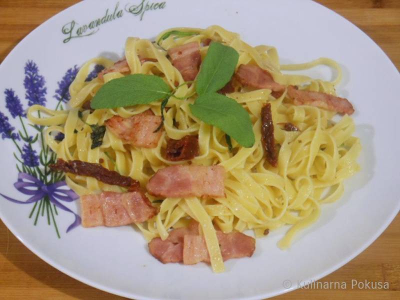 Tagliatelle z boczkiem, suszonymi pomidorami i szałwią