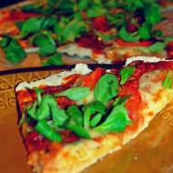 Pizza z roszponką i suszonymi pomidorami