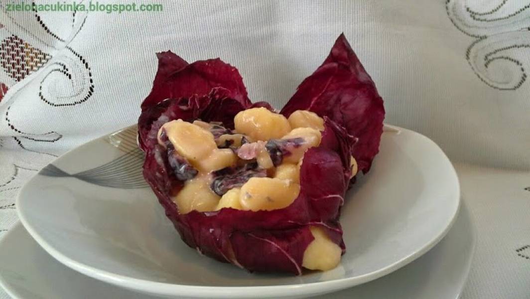 Kluski ziemniaczane z sosem z czerwonej sałaty - radicchio i serem pleśniowym -gorgonzola