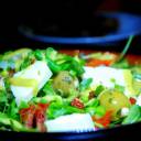 Sałatka z suszonymi pomidorami i oliwkami