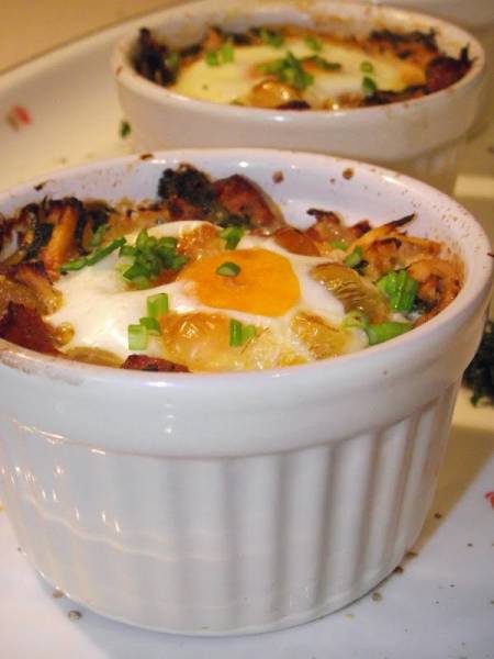 Jajka zapiekane na cebuli, wędlinie i jarmużu.