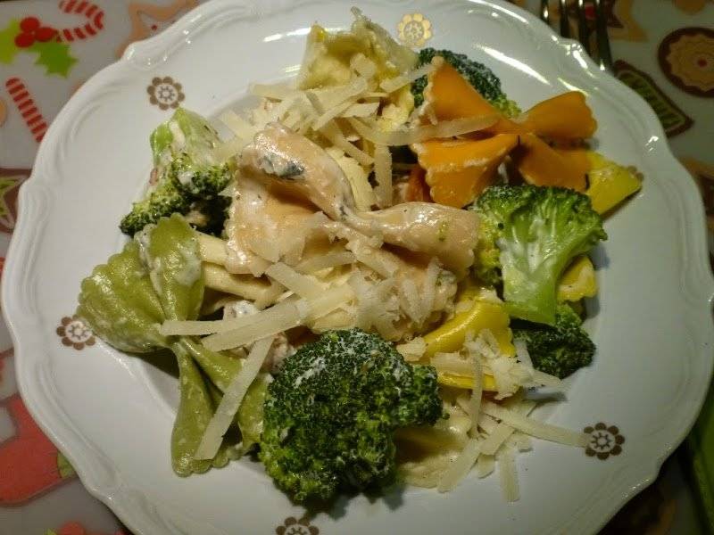 Makaron w sosie z sera pleśniowego z brokułami i kurczakiem
