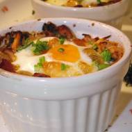 Jajka zapiekane na cebuli, wędlinie i jarmużu.