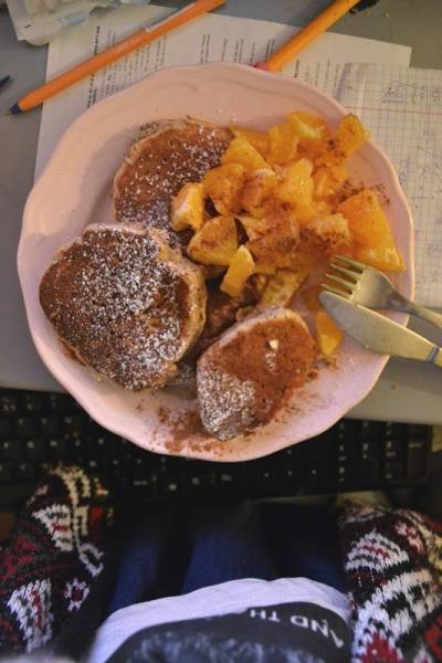 853. Pomarańczowe ricotta hotcakes z makiem.