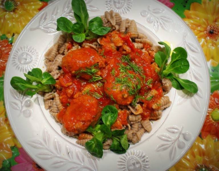 Obiad wegetariański- gnocchi sardi z pulpetami w sosie pomidorowym