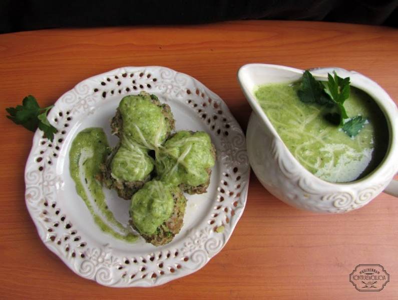 Pulpety mięsno-brokułowe w zielonym sosie z żółtym serem
