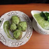 Pulpety mięsno-brokułowe w zielonym sosie z żółtym serem