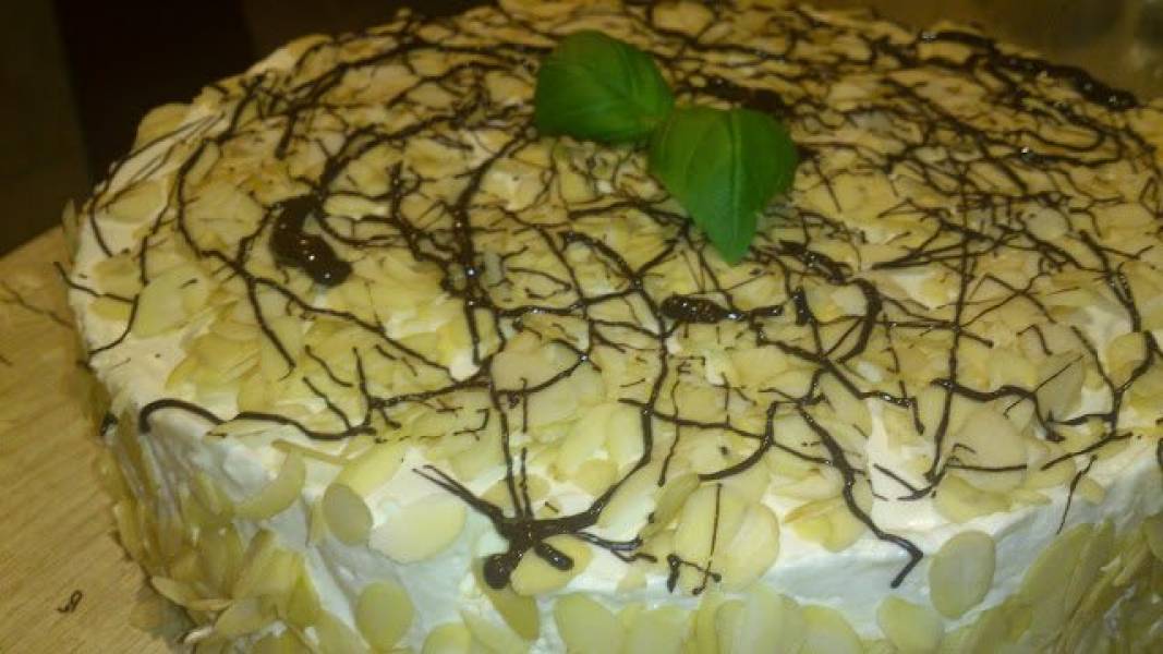 Tort czekoladowo-śmietankowy z kajmakiem, czarną porzeczką w migdałach na 31 urodziny.