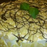 Tort czekoladowo-śmietankowy z kajmakiem, czarną porzeczką w migdałach na 31 urodziny.
