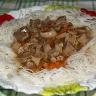 Makaron ryżowy z gulaszem z żołądków