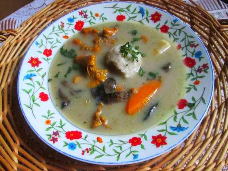 Tradycyjna zupa grzybowa z pęczakiem