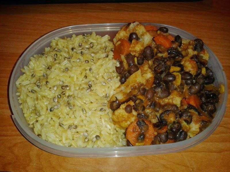 Fasolka adzuki z kalafiorem i marchewką w curry + brązowy ryż