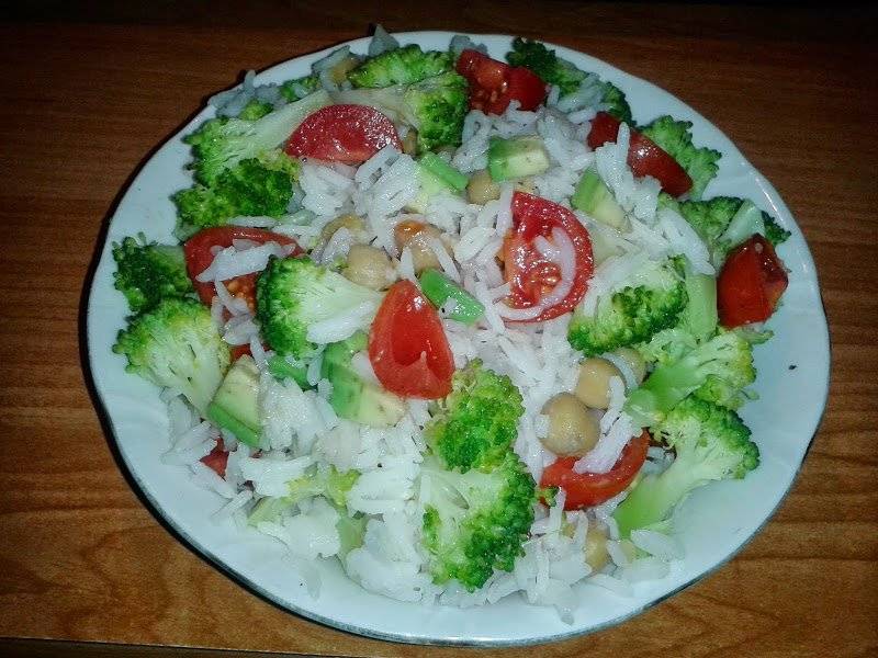 Sałatka ryżowa z cieciorką, brokułem, pomidorami i miętą