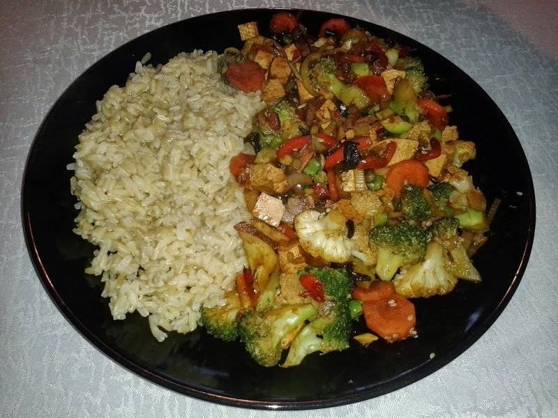 Tofu smażone z warzywami i sezamem + brązowy ryż