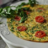 Pietruszkowy omlet z pomidorami