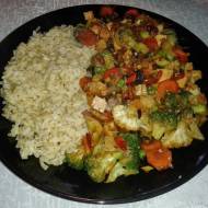 Tofu smażone z warzywami i sezamem + brązowy ryż