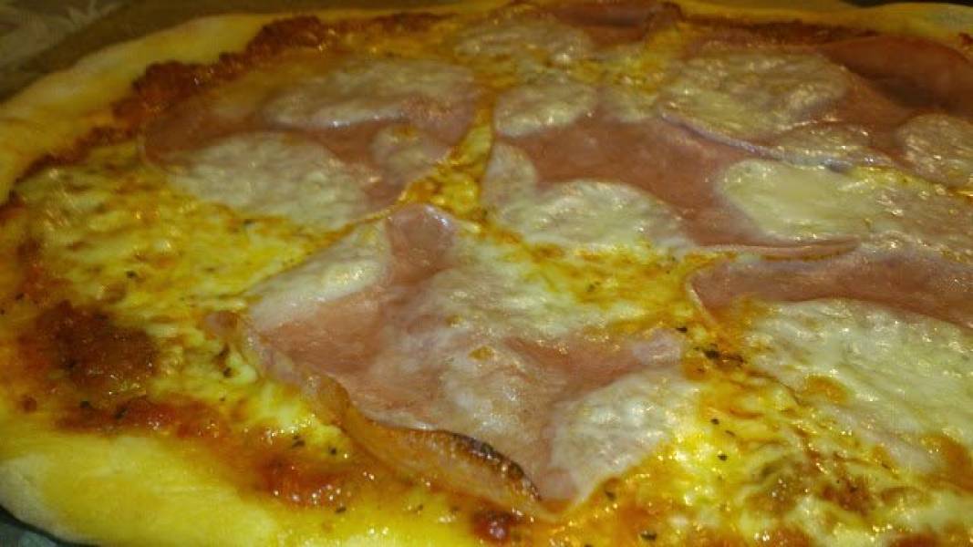 Pizza na włoskim, cienkim i kruchym cieście na dwie nuty - z pesto i z sosem pomidorowym.
