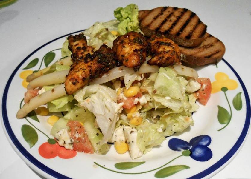 Salatka z miodowym kurczakiem, grillowaną cukinią i szparagami