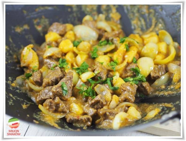 Wołowina curry z ziemniakami z woka
