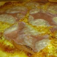 Pizza na włoskim, cienkim i kruchym cieście na dwie nuty - z pesto i z sosem pomidorowym.